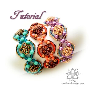 Peut inclure: Un bracelet en perles multicolores avec un motif floral. Le bracelet est fait de perles turquoise, orange, marron et violettes. Le bracelet est un tutoriel de perlage.