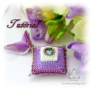 Może przedstawiać: Kwadratowy wisiorek z fioletowych i białych koralików z przezroczystym, tęczowym kamieniem szlachetnym w środku. Wisiorek jest otoczony złotą obwódką i zwisa na fioletowej wstążce. Tekst "Tutorial" jest napisany ozdobnym fontem nad wisiorem.