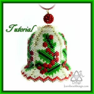 Könnte beinhalten: Ein Weihnachtsglocken-Anhänger aus Perlen mit weißem Hintergrund, roten und grünen Stechpalmenblättern und roten Beeren. Die Glocke hat einen goldenen Rand und ist an einer roten Perlenkette befestigt.