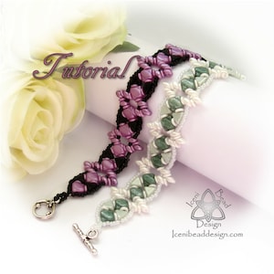 Może przedstawiać: Dwie bransoletki z koralików. Jedna jest czarna z fioletowymi koralikami, druga biała z zielonymi koralikami. Bransoletki są prezentowane na białej powierzchni z kwiatem w tle. Słowo "Tutorial" jest napisane kursywą.