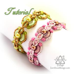 Op de afbeelding: Twee kralenarmbanden, een groene en een roze, met een gouden metalen kraalaccent. De armbanden liggen op een wit oppervlak. De tekst "Tutorial" staat in de linkerbovenhoek van de afbeelding. De tekst "Iceni Bead Design" staat in de rechterbenedenhoek van de afbeelding.