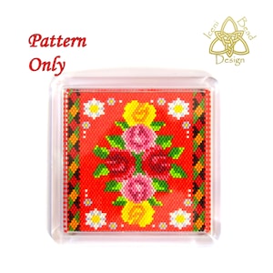 Könnte beinhalten: Ein quadratisches, perlenbesetztes Design mit rotem Hintergrund, das ein Blumenmuster aus gelben, rosa und roten Rosen zeigt. Das Design ist in einem transparenten, quadratischen Gehäuse eingeschlossen. Die Worte "Pattern Only" sind in rotem Text.