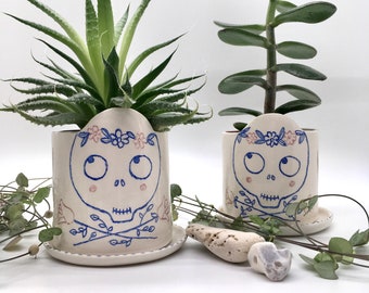 Handgjord och illustrerad blomkruka i keramik, Cheerful Skull, för små suckulenter