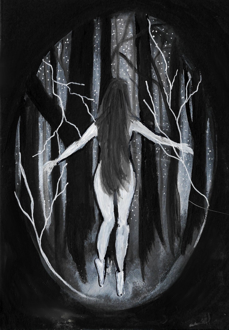 Op de afbeelding: Een zwart-wit schilderij van een figuur die in een donker bos staat. De figuur is naakt en heeft lang haar. Het bos is gevuld met bomen en takken. Het schilderij is gemaakt in een realistische stijl.