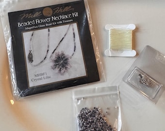 Kit de collar de flores con cuentas Mill Hill - MHBF1 - Lila cristal - Completo con instrucciones - Cuentas, hilo, aguja, cierre de plata, cuentas de cristal