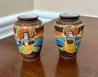 Par de jarrones japoneses Moriage estilo Satsuma pintados a mano - Juego de dos - Jarrones pequeños de porcelana texturizada de 7,6 cm - Hechos en Japón - Delicados detalles dorados