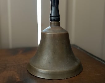 Campana de la escuela de latón antiguo - Campana de timbre de mano vintage de la granja - Campana de maestro de mano de 9 "- Mango de madera - Campana de latón en mal estado con grieta