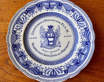 Placa antigua de la Gran Logia de Pensilvania - Sesqui-Centennial - Iniciación de Washington como masón - Placa conmemorativa azul y blanca de 1902