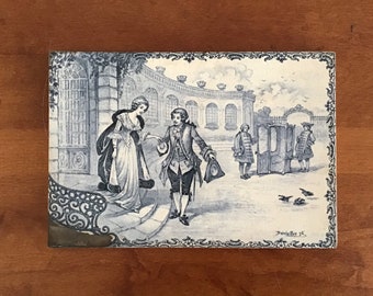Azulejo holandés antiguo pintado a mano - Firmado por el artista - Representando a una mujer noble francesa con lacayo y silla de sedán - Loza vidriada de estaño rara de Delft