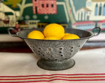 Colador de granito vintage - Extra Agate Mfg & Co - Vajilla de níquel/acero - Cocina de granja - Antiguo 9" Motttled Gray Enamelware Colander