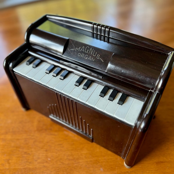 Vintage Magnus 1510 Bakelite Organ - Child's Miniature Electric Organ - Magnus Harmonica Corp. - Mid Century - Great Working Condition