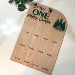 Tablero de fotos de madera personalizado de 12 meses, cartel de madera con texto en inglés "One Happy Camper", celebración de un año, primer cumpleaños. ¡Feliz cumpleaños, campista, acampada!