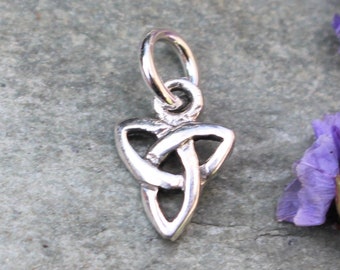Celtic Knot Triquetra Charm//Pendant Tibetan Antique Silver 28mm 5 Charms Crafts