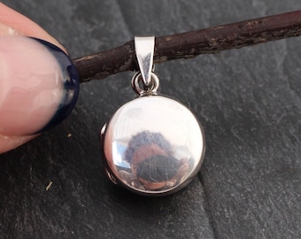 Holds 6 Photos 925 Sterling Silver Polished /& Patterend Scroll Oval Locket Charm Pendant