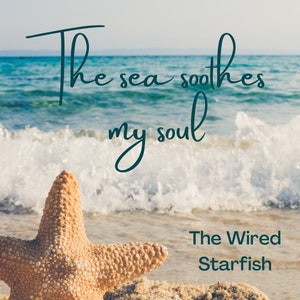 Op de afbeelding: Een zeester op een zandstrand met oceaangolven op de achtergrond. De tekst "The sea soothes my soul" is geschreven in een turquoise script. "The Wired Starfish" staat eronder in turquoise.