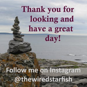 Op de afbeelding: Een landschapsfoto met een stapel grijze stenen op een rots, met de zee en de lucht op de achtergrond. De tekst luidt: "Thank you for looking and have a great day!" en "Follow me on Instagram @thewiredstarfish".