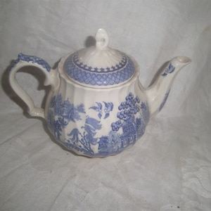 SADLER – ENGLAND -  Blue Willow Teapot