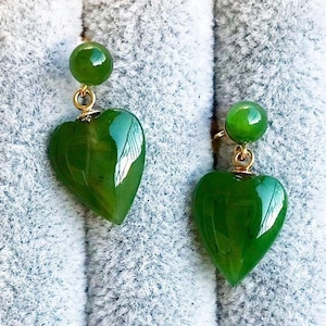 Immaculate 14K jade heart dangle earrings with post