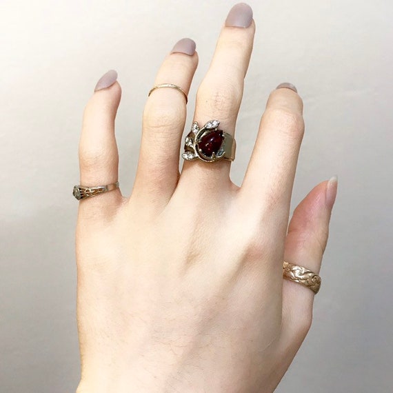 Vintage garnet diamonds vines gold ring 14K white… - image 5