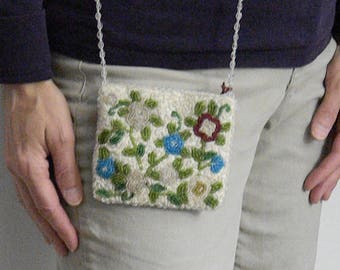 Cuatro bolsos vintage: Monedero de seda con cuentas a mano Urbach, Bolso de satén plisado negro, Cuero marrón Coach y Cuero negro fósil
