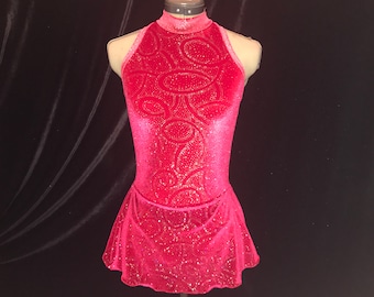 Turbinii rossi e argentati Spettacolo natalizio Competizione di pattinaggio artistico su ghiaccio Vestito da ragazza