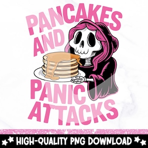 Può includere: Un'illustrazione rosa e nera di uno scheletro che indossa una tunica rosa con cappuccio e tiene un mucchio di pancake con il testo "Pancakes and Panic Attacks" in rosa.