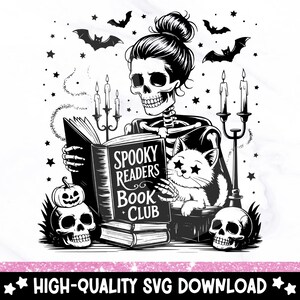 Könnte beinhalten: Schwarz-Weiß-Illustration eines Skeletts, das ein Buch mit dem Titel „Spooky Readers Book Club“ liest. Eine Katze mit sternförmigen Augen sitzt neben dem Skelett. Fledermäuse, Kerzen und Totenköpfe vervollständigen das Halloween-Thema.