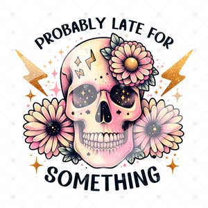 Può includere: Un'illustrazione stravagante di un teschio con sfumature rosa e gialle, adornato con fiori e dettagli dorati. Il testo "PROBABLY LATE FOR SOMETHING" è arcuato sopra e sotto il teschio, con fulmini dorati su entrambi i lati.