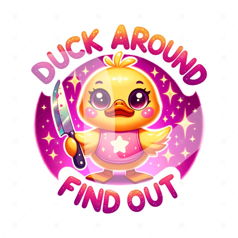 Puede incluir: Ilustraci&oacute;n de un patito amarillo sosteniendo un cuchillo, con el texto "DUCK AROUND FIND OUT" en rosa y naranja. El patito lleva una camiseta rosa con una estrella blanca. El fondo es un c&iacute;rculo rosa con estrellas.