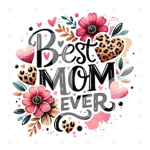 Op de afbeelding: Een aquarel-illustratie van een bloemenmotief met de tekst "Best Mom Ever" in zwarte letters. Het ontwerp bevat roze bloemen, groene bladeren en harten met luipaardprint.