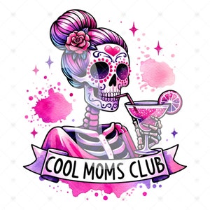 Può includere: Un teschio di zucchero rosa e viola con un fiore nei capelli, che tiene un cocktail rosa con una fetta di lime. Il teschio indossa un vestito rosa e uno striscione che dice "Cool Moms Club".