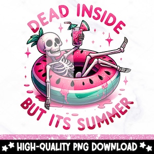 Op de afbeelding: Een skelet dat een watermeloen-zwemband draagt en een roze drankje vasthoudt. De tekst "Dead Inside But It's Summer" staat rond het skelet.
