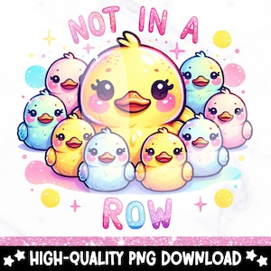 Puede incluir: Un pato de goma amarillo con un lazo rosa y ojos grandes rodeado de seis patos m&aacute;s peque&ntilde;os de diferentes colores. El texto "NOT IN A ROW" est&aacute; escrito en letras rosas y blancas.