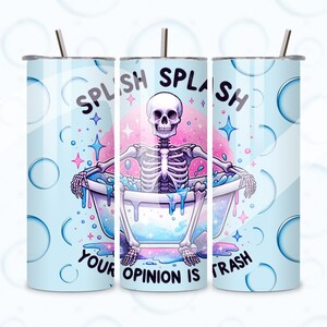 Puede incluir: Un vaso de acero inoxidable con fondo azul y un esqueleto en una bañera. El texto "Splash Splash Your Opinion Is Trash" está impreso en el vaso.