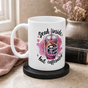 Taza "Muerto por dentro pero con cafeína", taza de café con calavera rosa, regalo divertido para amantes del café gótico, taza de cerámica blanca de 325 ml.