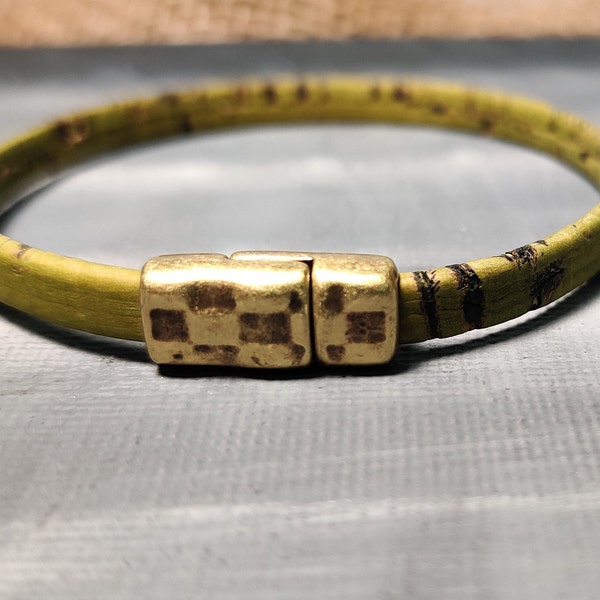 Cork Bracelet w. Hammered Magnetic Clasp | Cork Colored Bracelet | Vegan Bracelet