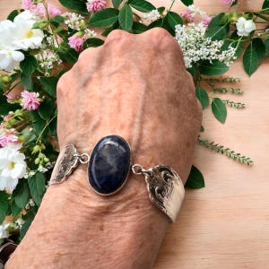 Pulsera de cuchara de plata vintage: joyería hecha a mano con baño de plata de sodalita