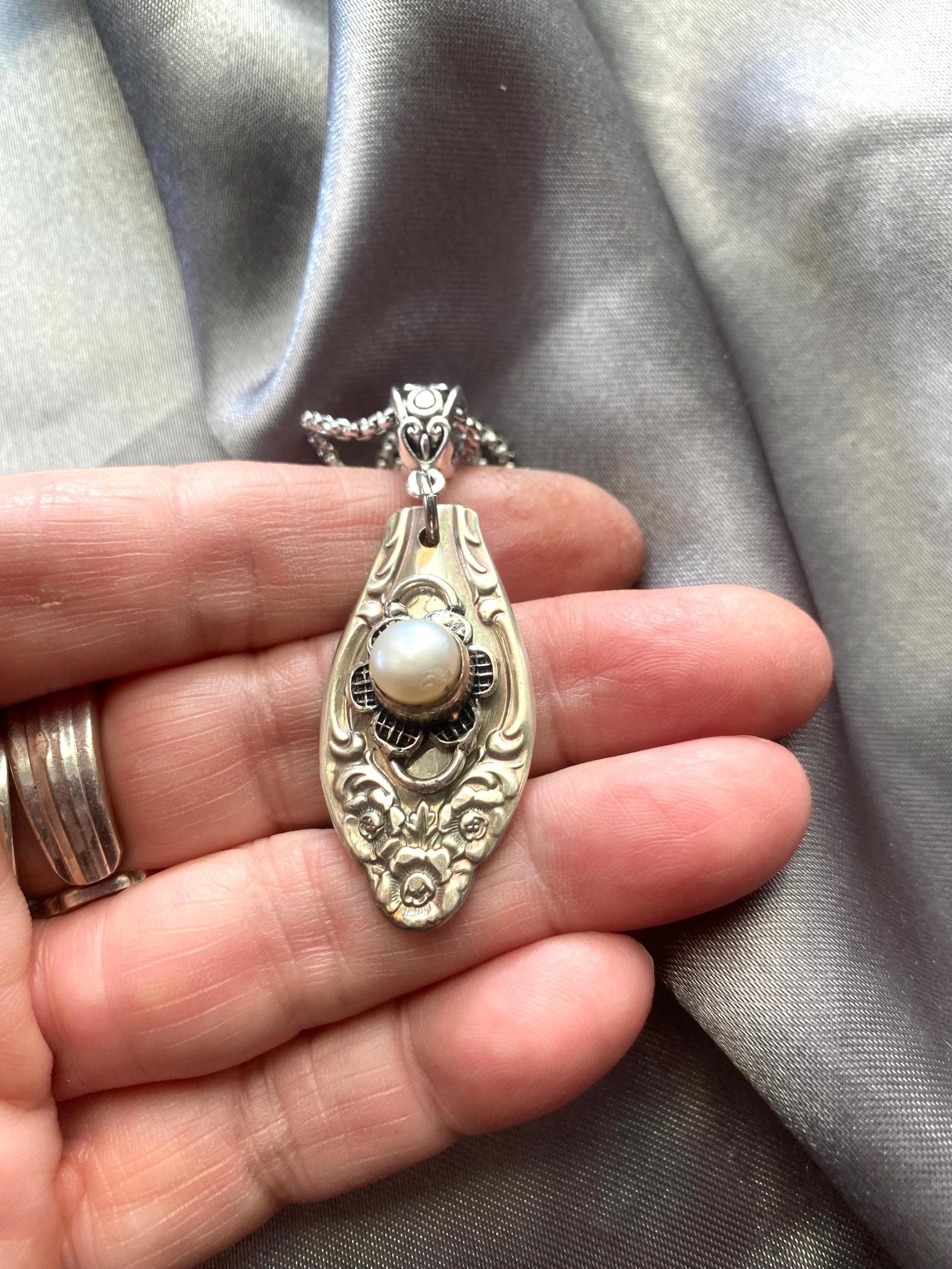 ヴィンテージシルバーウェアのムーンストーンペンダントネックレス