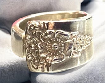 Alter versilberter Löffel-Ring: Wiederverwendeter Blumenschmuck, Frühlings-Charm
