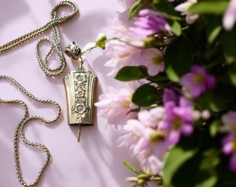 Collana con ciondolo a forma di campana con angelo della fortuna: gioielli con cucchiaio in argento del 1939