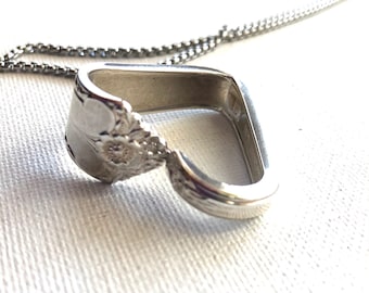 Collar con colgante de corazón y cuchara vintage: joyería de plata reutilizada