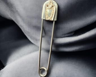 Portachiavi con spilla di sicurezza gigante: estremità a cucchiaio in argento anticato, spilla per sciarpa/cappello