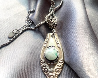 ヴィンテージシルバーウェアのムーンストーンペンダントネックレス