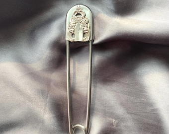 Portachiavi con spilla di sicurezza Jumbo con estremità a cucchiaio placcata in argento anticato, spilla per sciarpa, spilla per cappello, portachiavi, Royal Grandeur