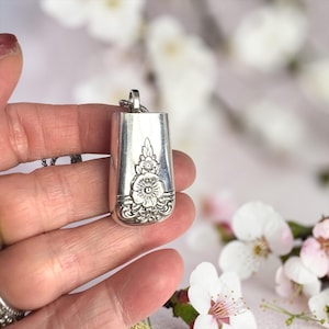 Collana diffusore di oli essenziali in argento vintage: motivo a ciondoli primaverili, aromaterapia