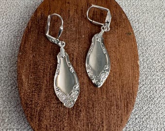 Brincos de colher banhados a prata, joias feitas com talheres reciclados.