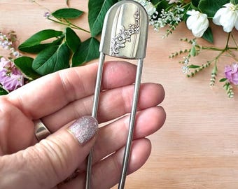 Llavero con imperdible gigante: punta de cuchara de plata antigua - Queen Bess