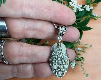 Collar con colgante de cuchara de plata vintage: Plantación floral reciclada de 1948