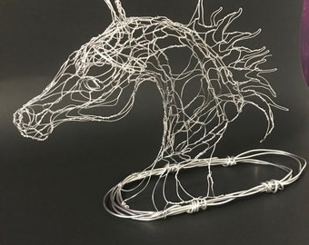 Escultura plateada de 6" Horse Head Wire por Elizabeth Berrien