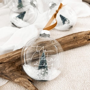 Ornamento personalizzato per globo di neve bianco, ornamento natalizio personalizzato, nome personalizzato per ornamento natalizio bianco, lampadina natalizia bianca